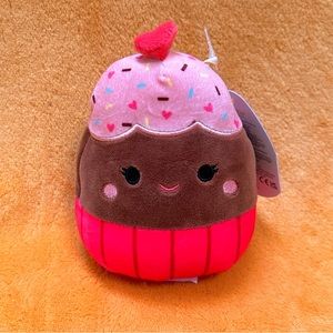 SQUISHMALLOWS Ottie the Valentines Cupcake 5in NWT